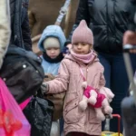 З 14 років діти самостійно стануть на консульський облік за кордоном
