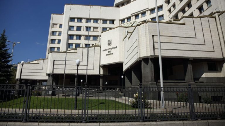 КСУ визнав неконституційним право Кабміну обмежувати права на карантині