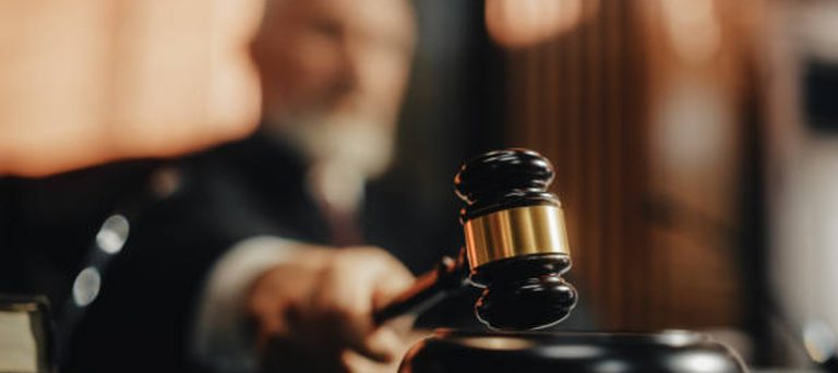 Хто може бути представником в суді