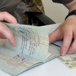 Верховний Суд: документи на виїзд не знімають з обліку