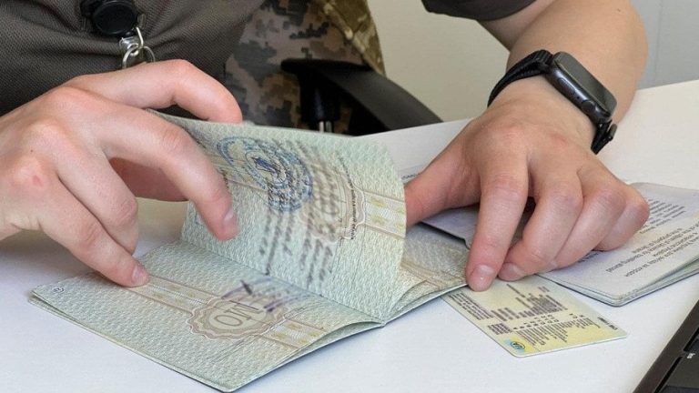 Верховний Суд: документи на виїзд не знімають з обліку